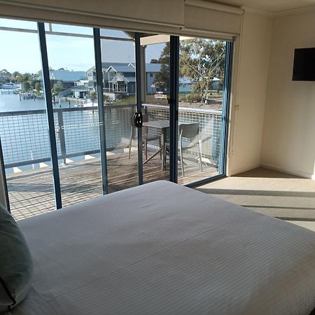 Captains Cove Resort - Waterfront Apartments Paynesville Esterno foto