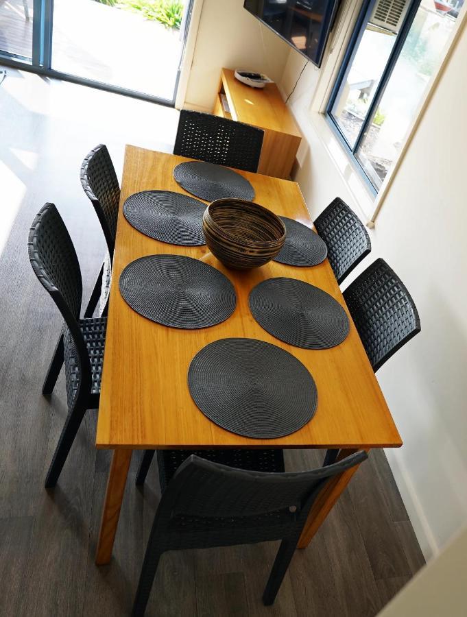 Captains Cove Resort - Waterfront Apartments Paynesville Esterno foto