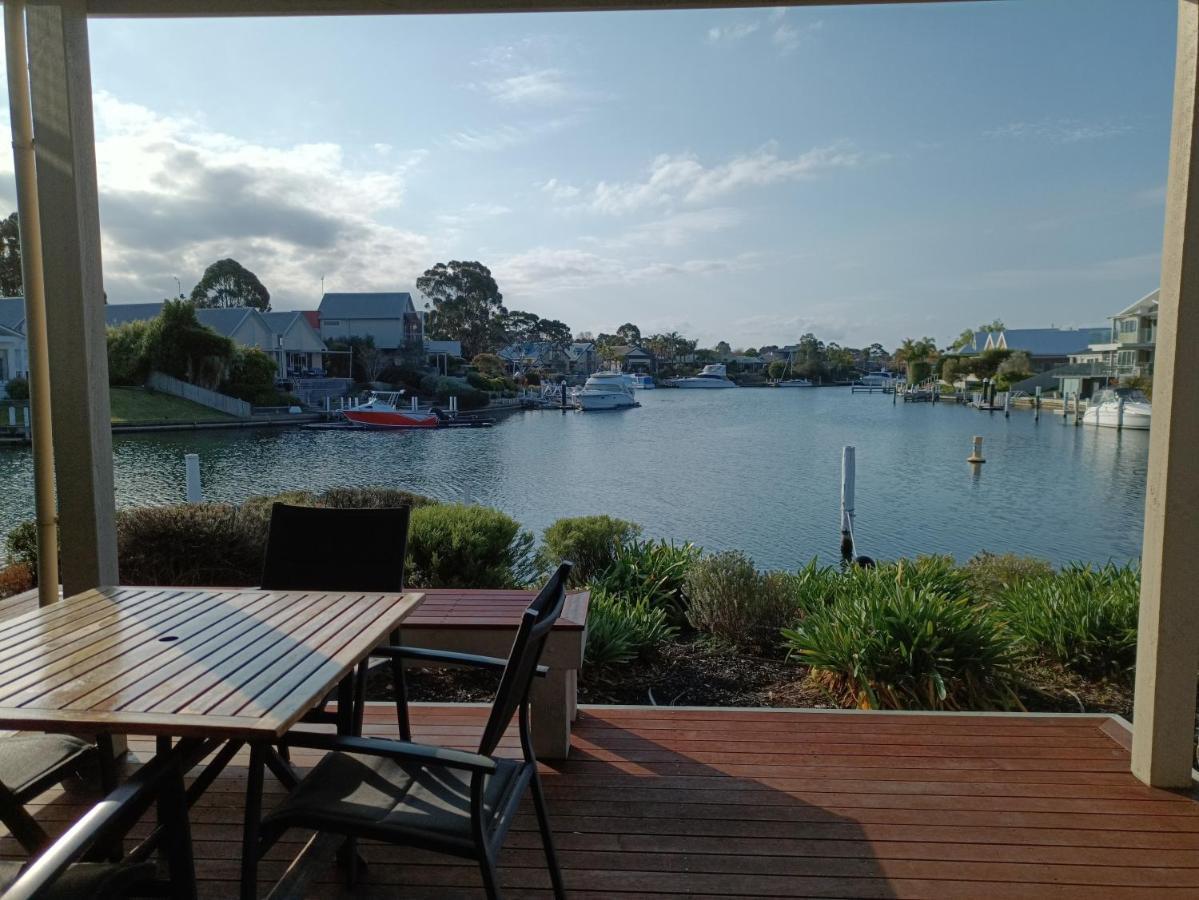 Captains Cove Resort - Waterfront Apartments Paynesville Esterno foto