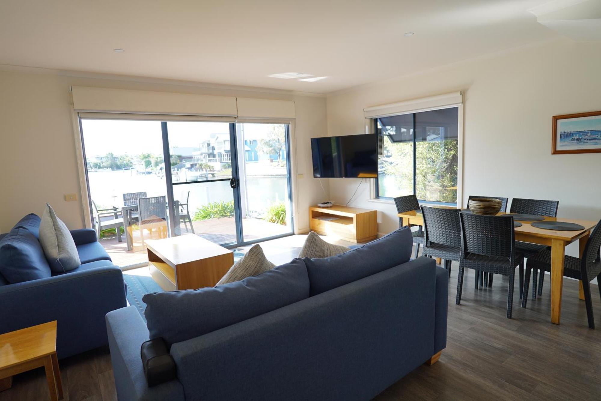 Captains Cove Resort - Waterfront Apartments Paynesville Esterno foto