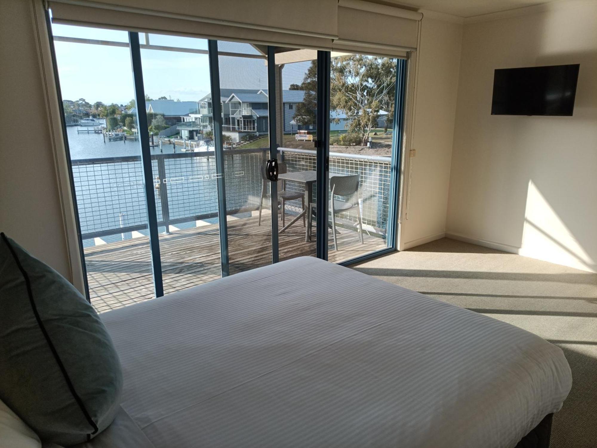 Captains Cove Resort - Waterfront Apartments Paynesville Esterno foto