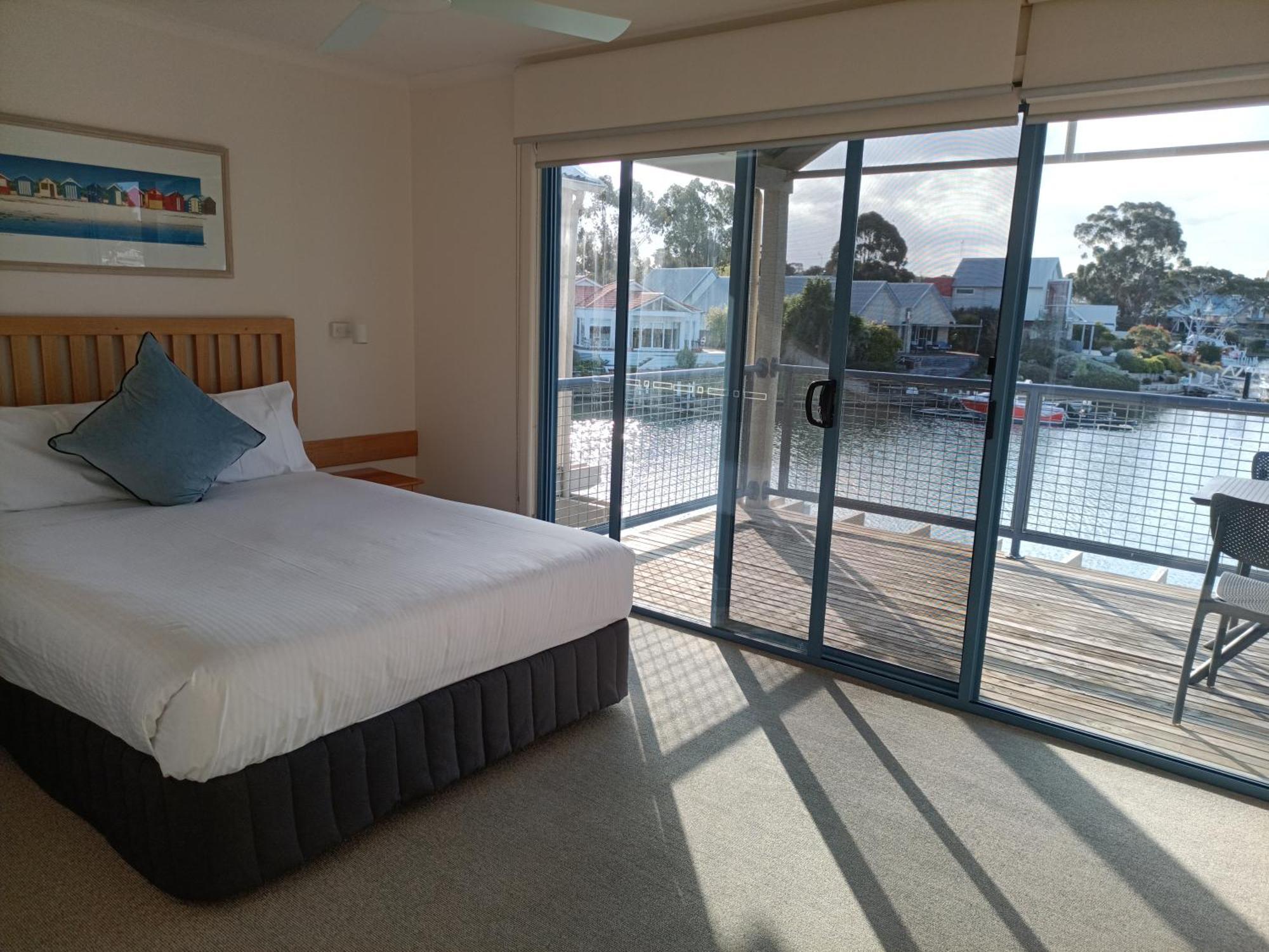 Captains Cove Resort - Waterfront Apartments Paynesville Esterno foto