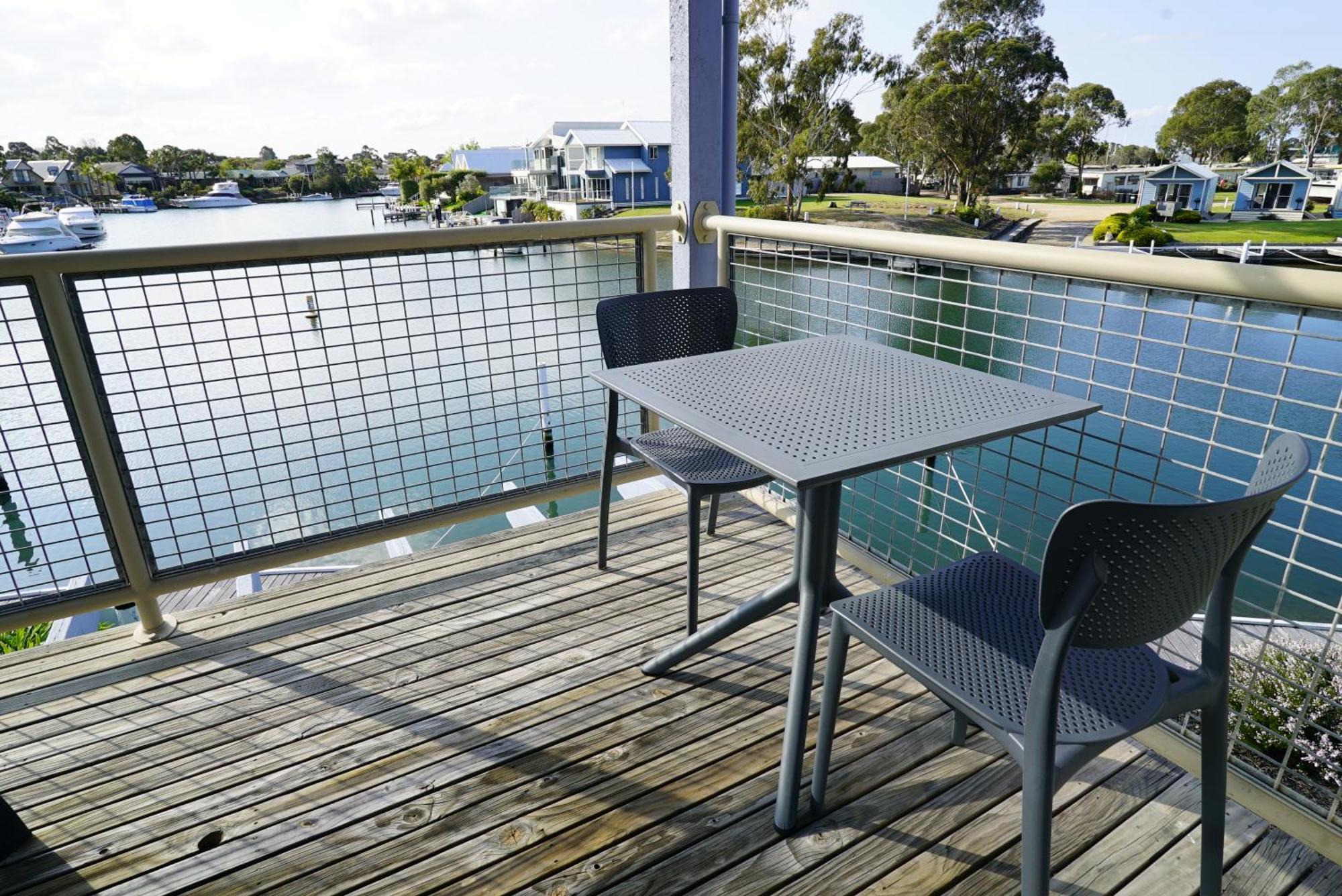 Captains Cove Resort - Waterfront Apartments Paynesville Esterno foto