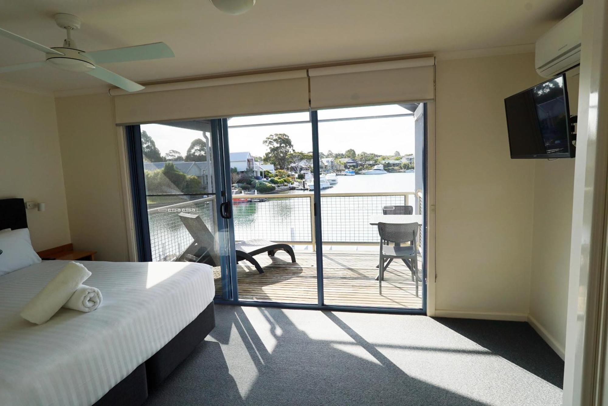 Captains Cove Resort - Waterfront Apartments Paynesville Esterno foto