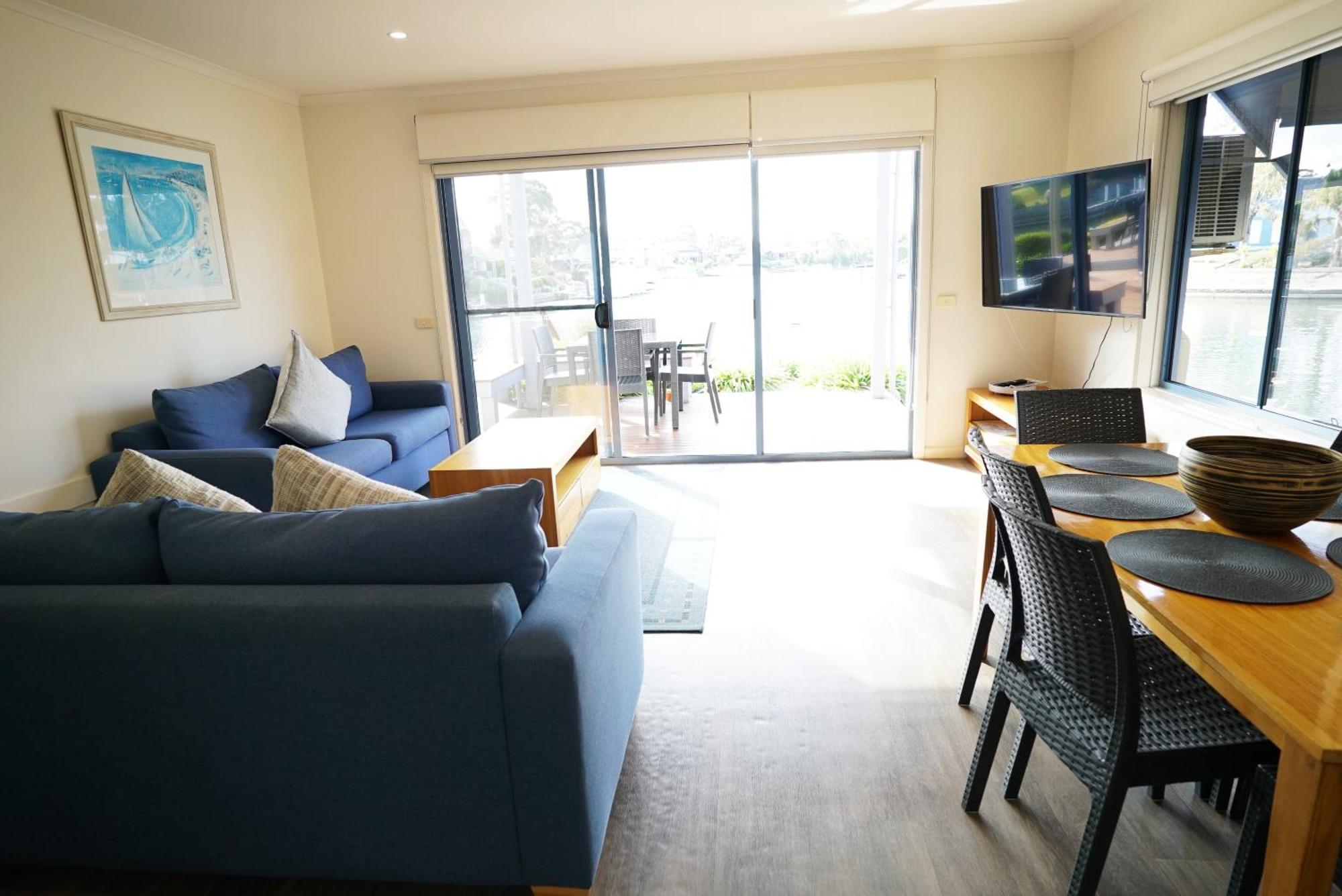 Captains Cove Resort - Waterfront Apartments Paynesville Esterno foto