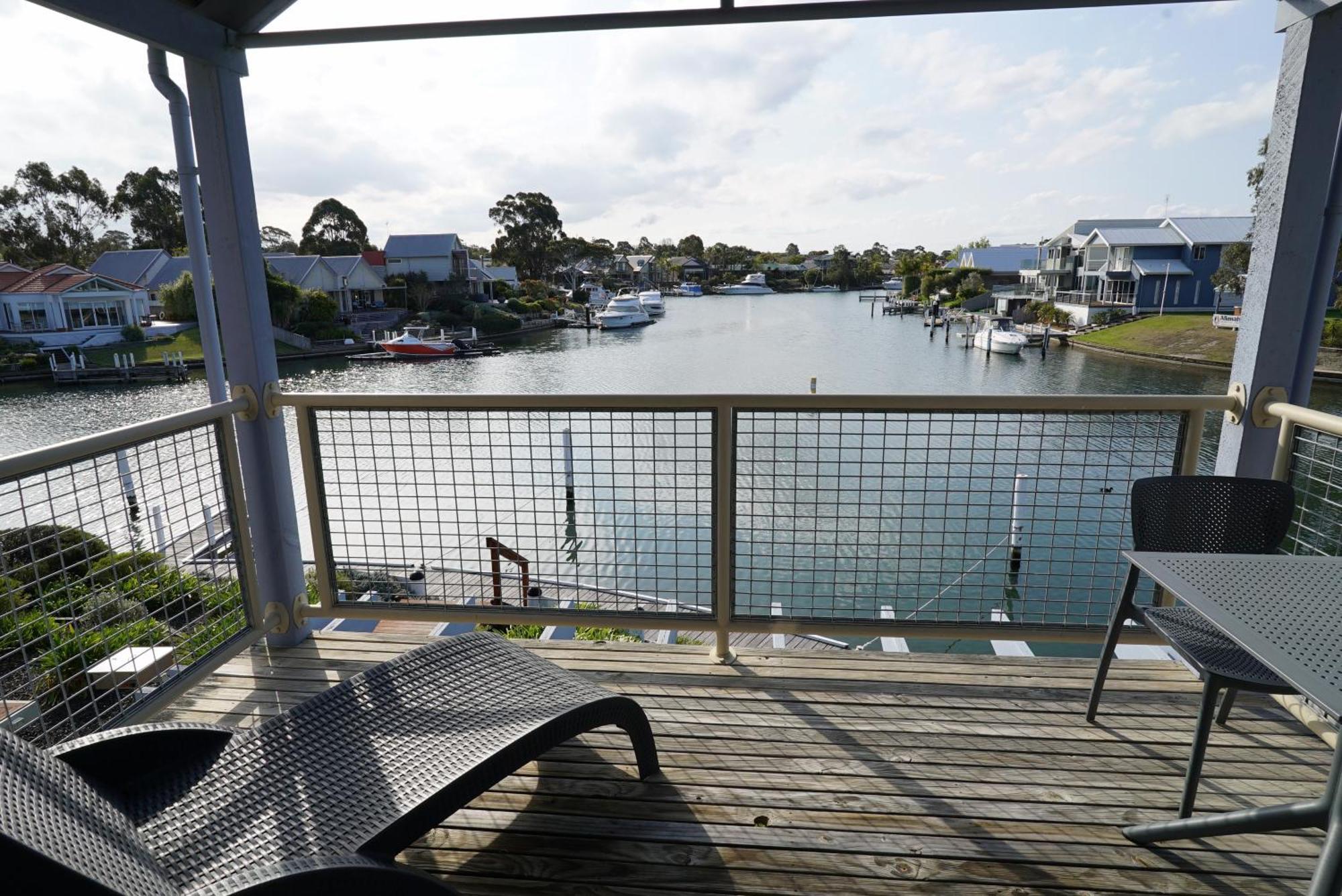 Captains Cove Resort - Waterfront Apartments Paynesville Esterno foto